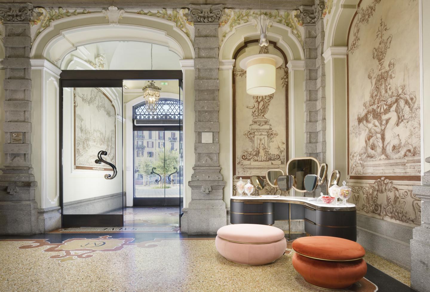 toletta da trucco di lusso con piano in marmo bianco in una stanza elegante con pareti decorate e una colonna in pietra classica