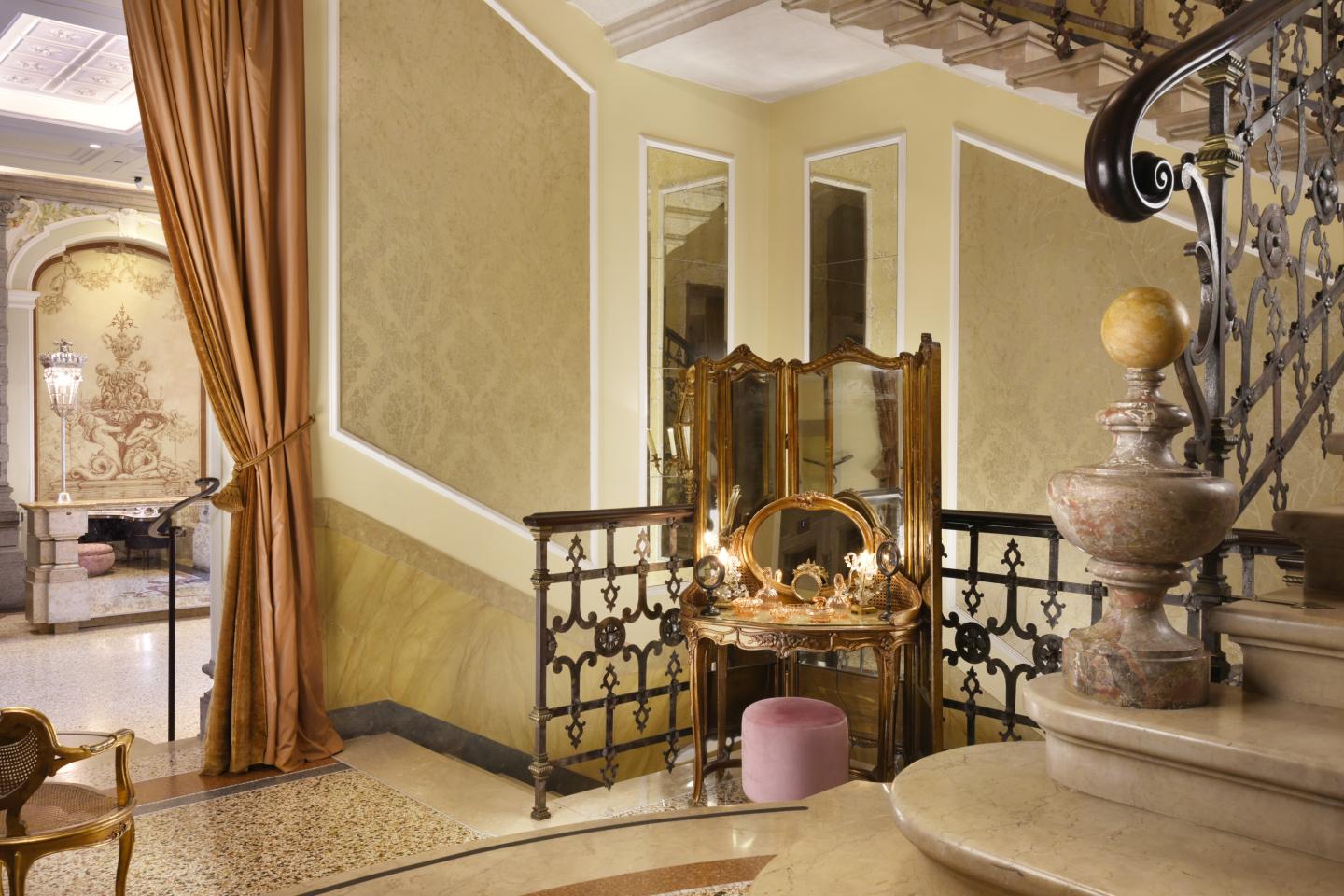 elegante toletta inserita nel pianerottolo di una scalinata dell'hotel chateau monfort