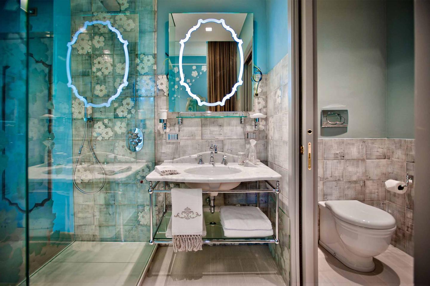 sala da bagno nella camera executive hibiscus all'hotel chateau monfort