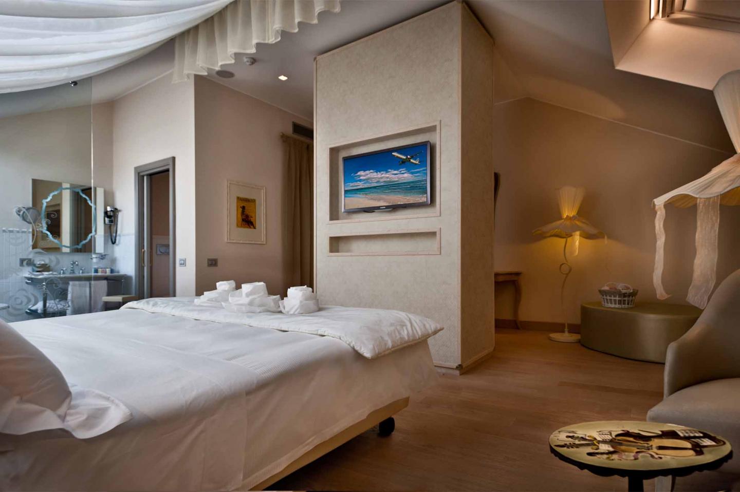 camera suite boheme dello chateaux monfort con dettagli beige e oro