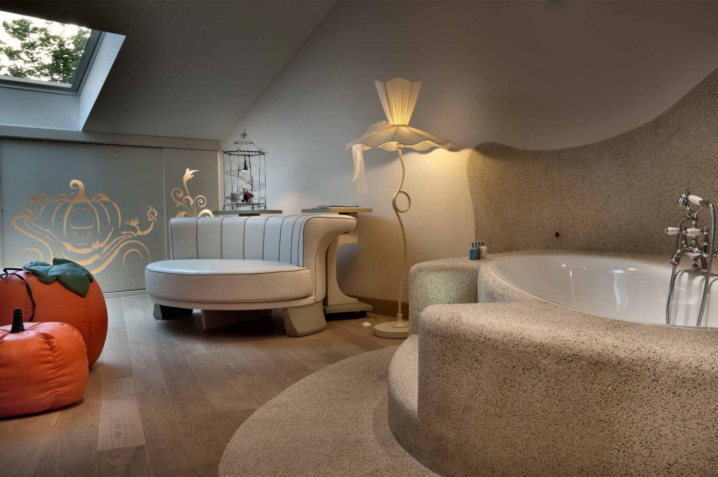 camera junior suite cenerentola con jacuzzi e zucche decorative nello chateaux monfort con dettagli beige e rosa