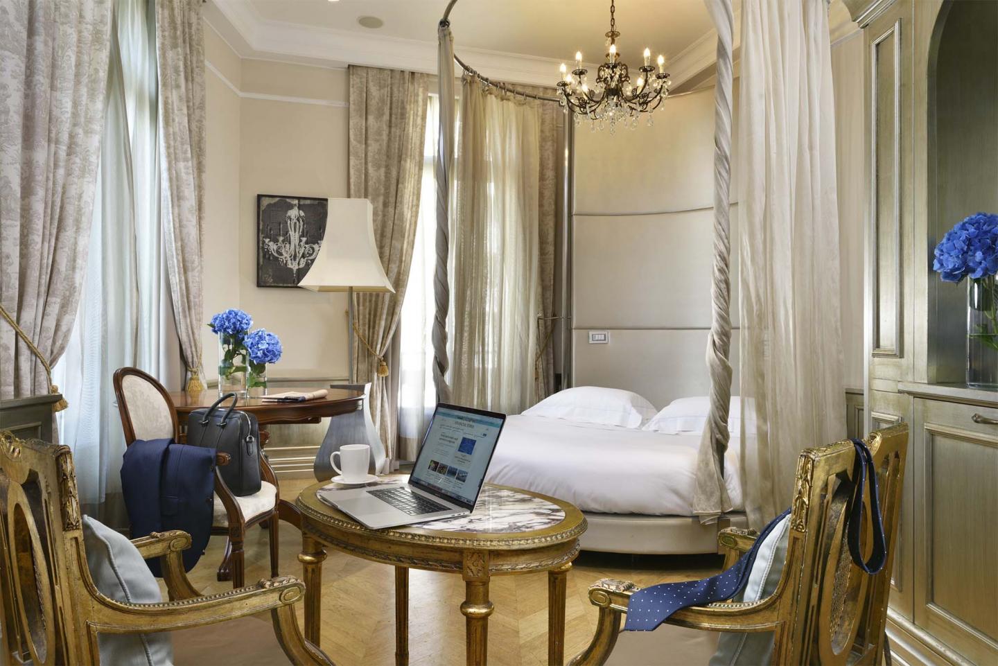 grande letto rotondo in camera elegante junior suite traviata dello chateaux monfort con dettagli oro