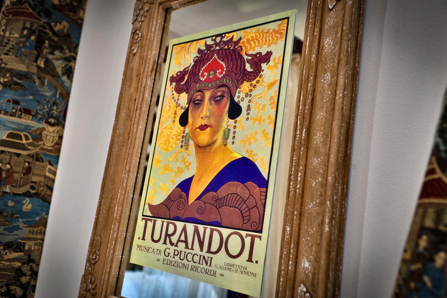 dettaglio decorazione poster di turandot nella junior suite turandot all'hotel chateau monfort